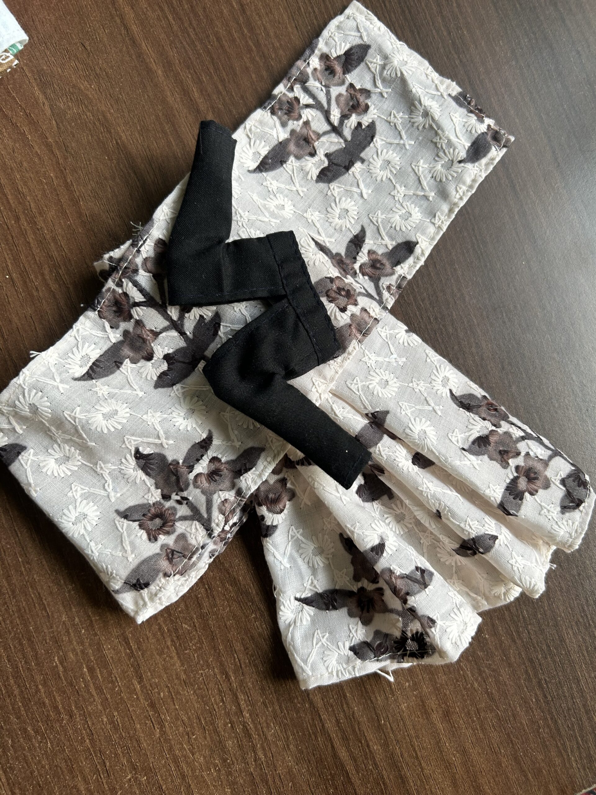 A set of 2 Indian sarees for Barbie doll with accessories - Image 3