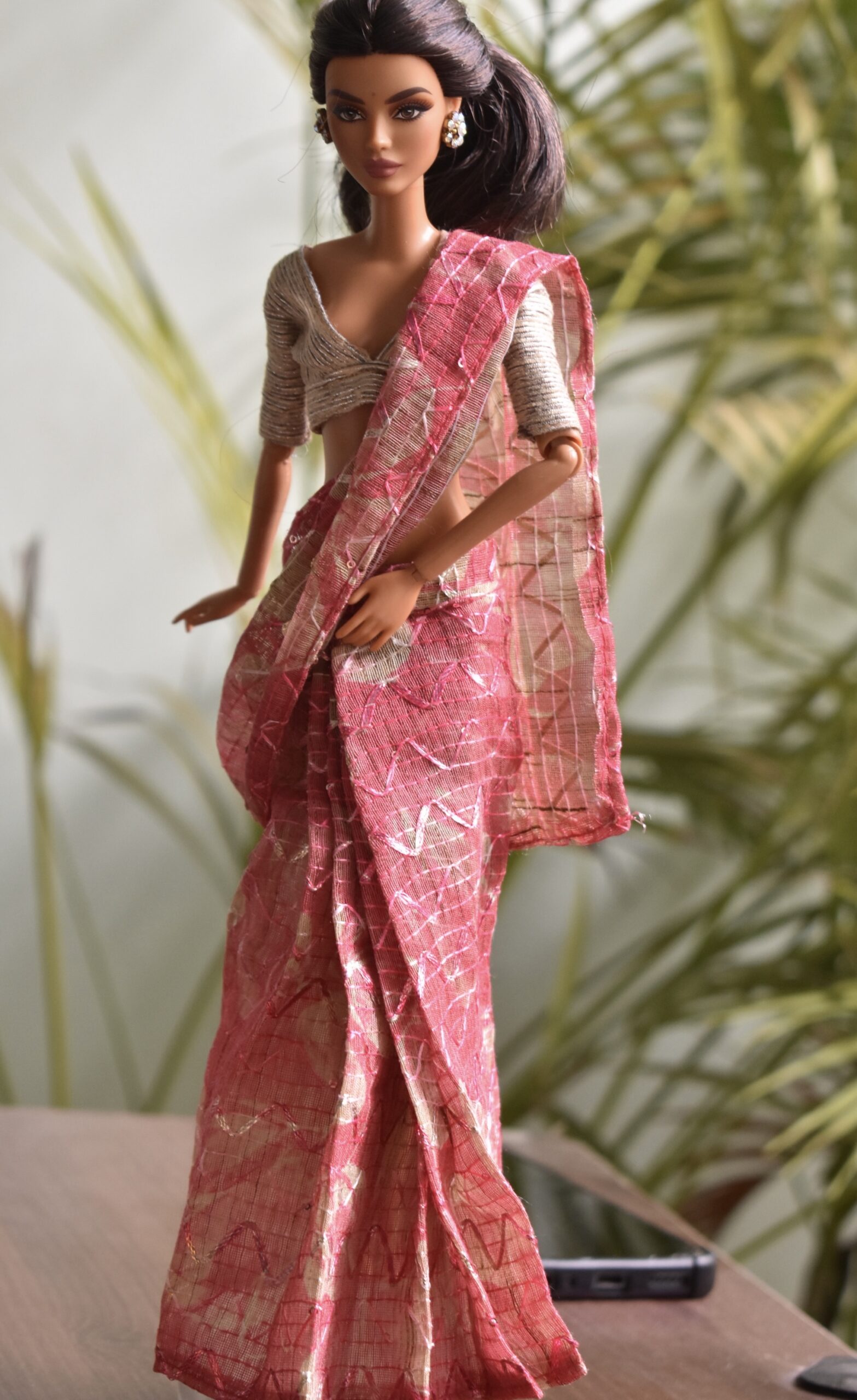 A set of 4 pretty Indian sarees for Barbie doll with jewellery - Image 8