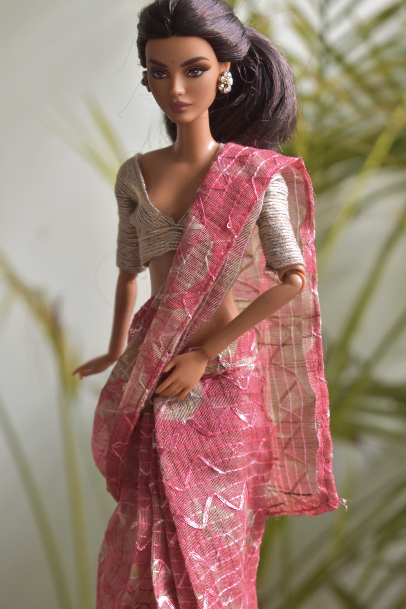 A set of 4 pretty Indian sarees for Barbie doll with jewellery - Image 7