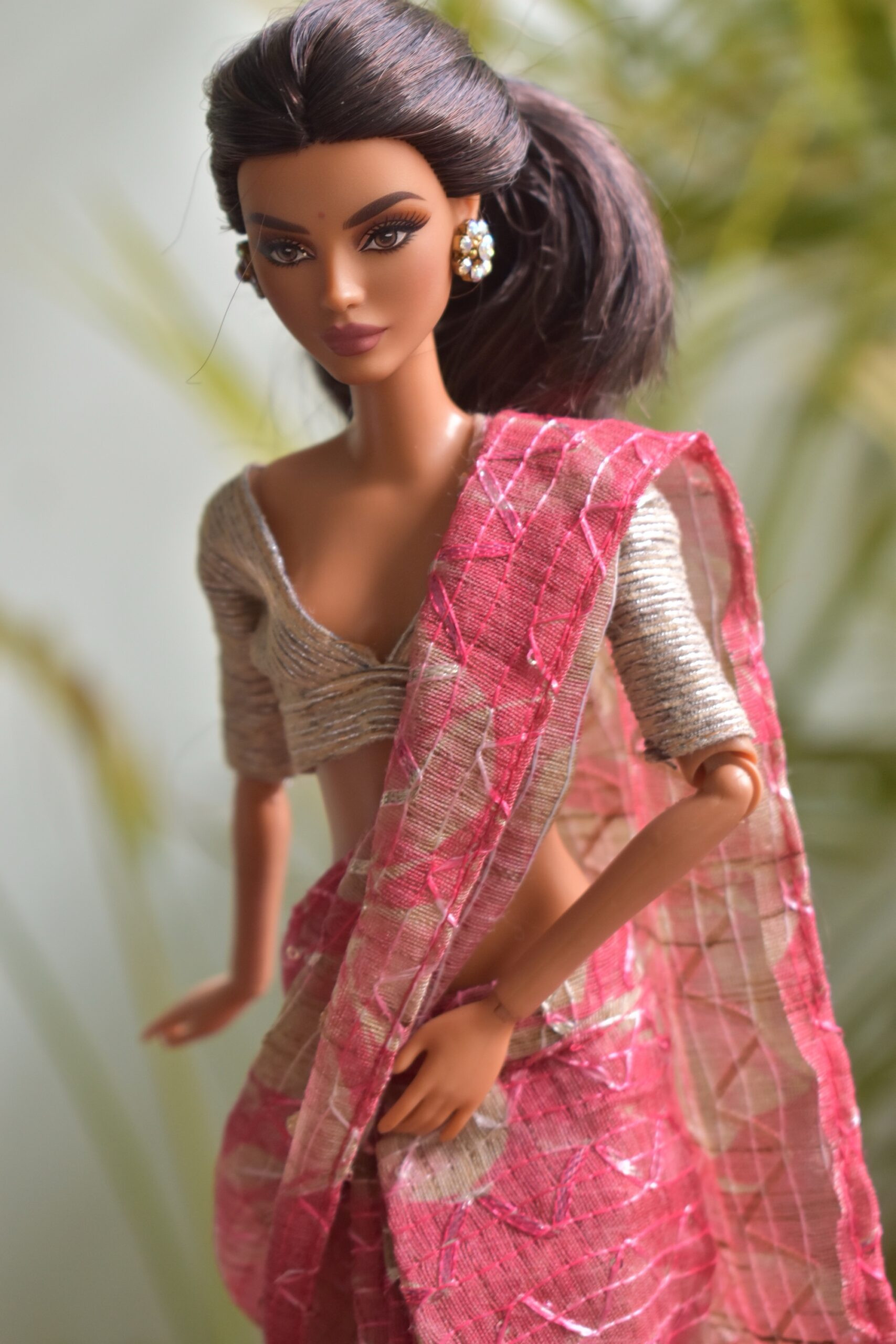 A set of 4 pretty Indian sarees for Barbie doll with jewellery - Image 12
