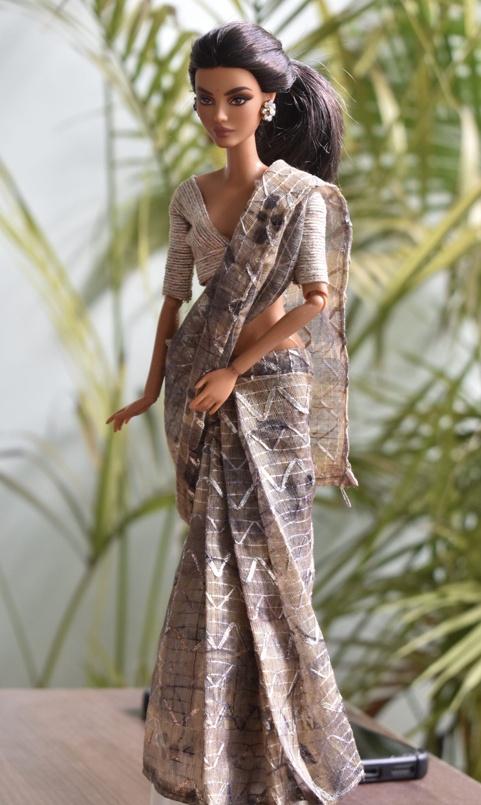 A set of 4 pretty Indian sarees for Barbie doll with jewellery - Image 11