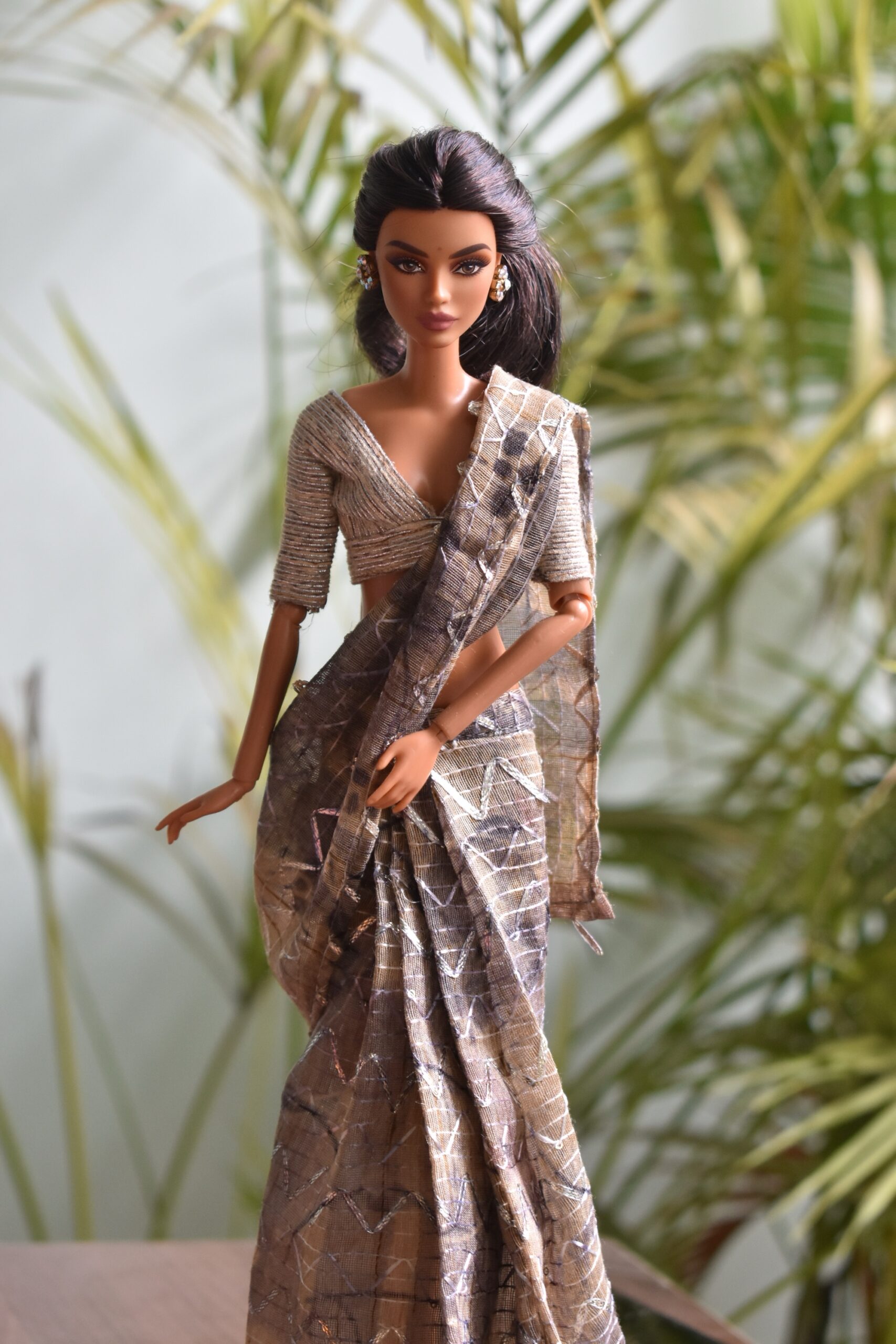 A set of 4 pretty Indian sarees for Barbie doll with jewellery - Image 10