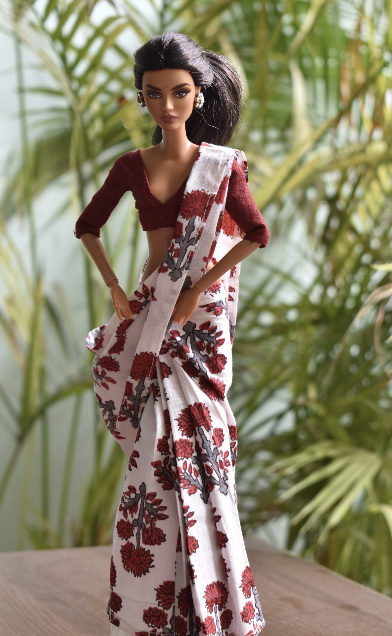 A set of 5 Indian cotton sarees with jewellery for Barbie doll - Image 5